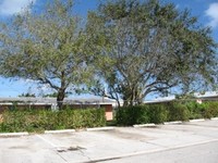 The Pines Apartments in Riviera Beach, FL - Foto de edificio - Building Photo