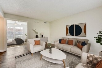 The Courtyard in Garland, TX - Foto de edificio - Building Photo