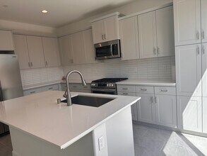 696 Philip Way in Madera, CA - Foto de edificio - Building Photo