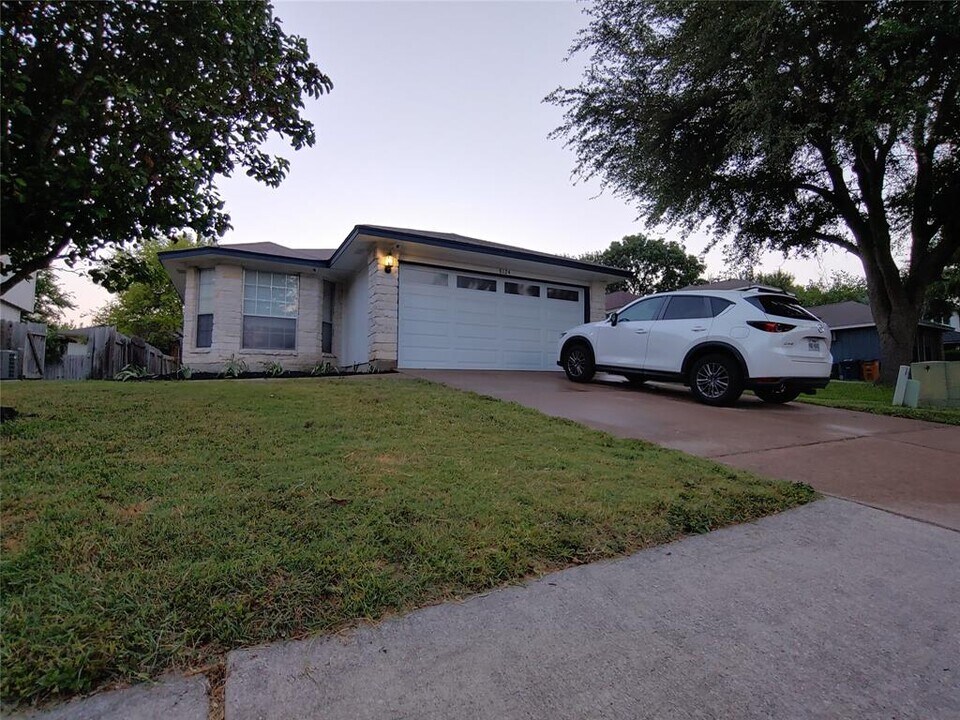 8124 Tockington Way in Austin, TX - Building Photo