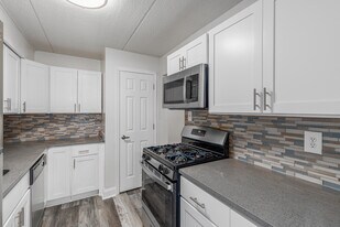 Stratford Apartments in Wilmington, DE - Building Photo