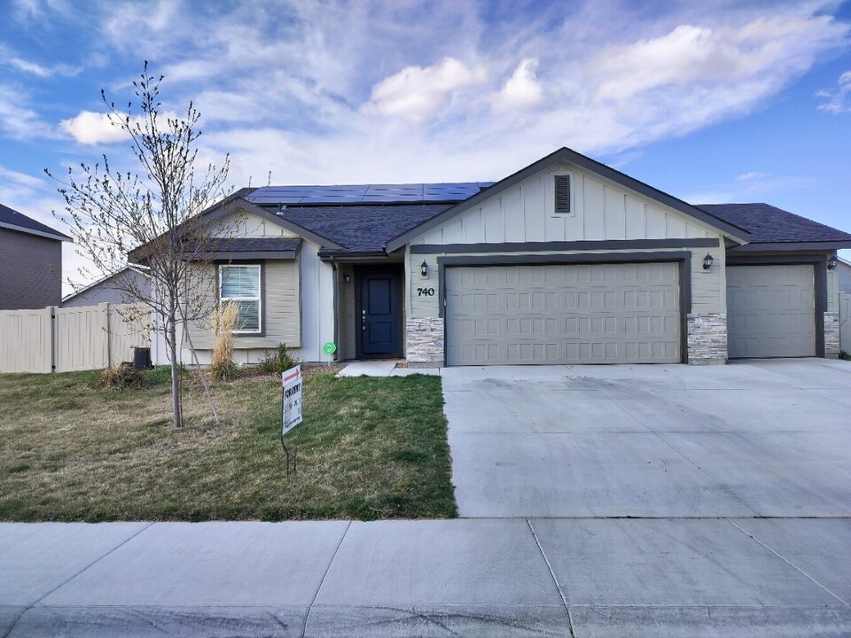 740 SW Raelynn St in Mountain Home, ID - Building Photo