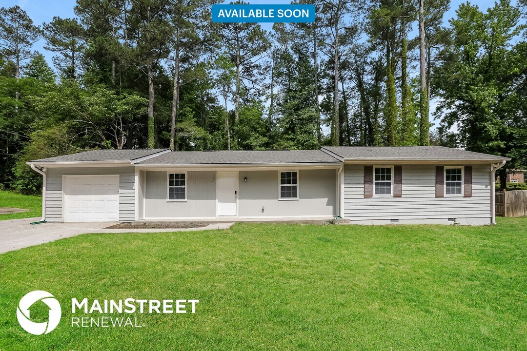 1947 Valley Woods Dr in Riverdale, GA - Building Photo
