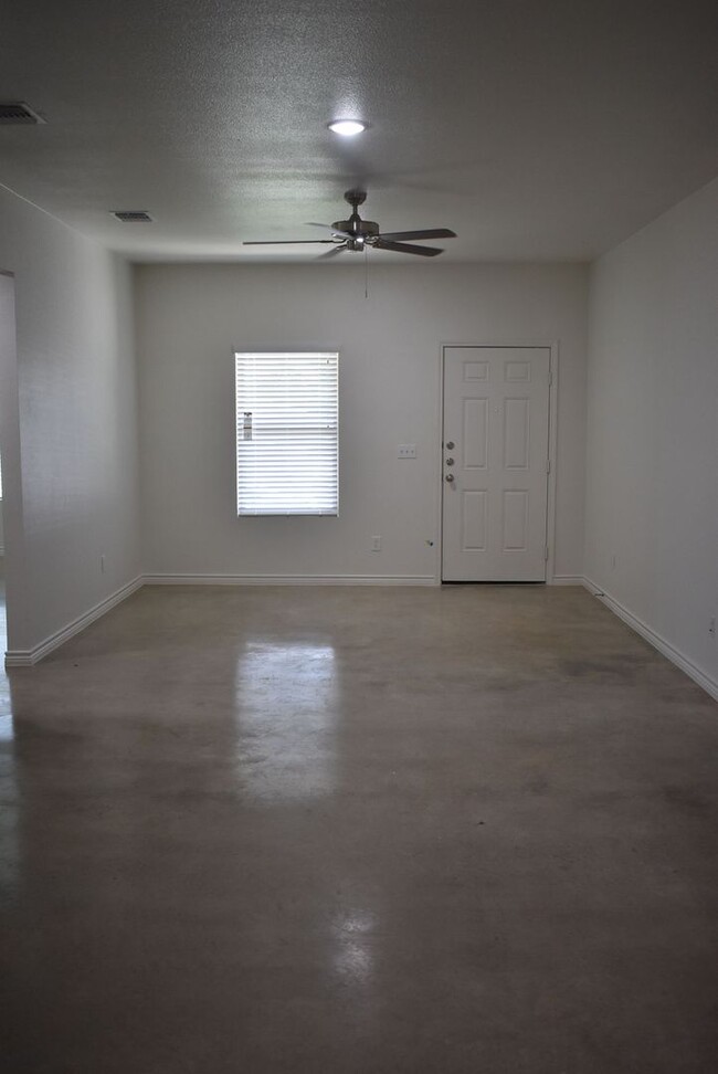 1807 Emma Naylor Ct-Unit -B-STILL OCCUPIED BY RESIDENT in Harker Heights, TX - Foto de edificio - Building Photo