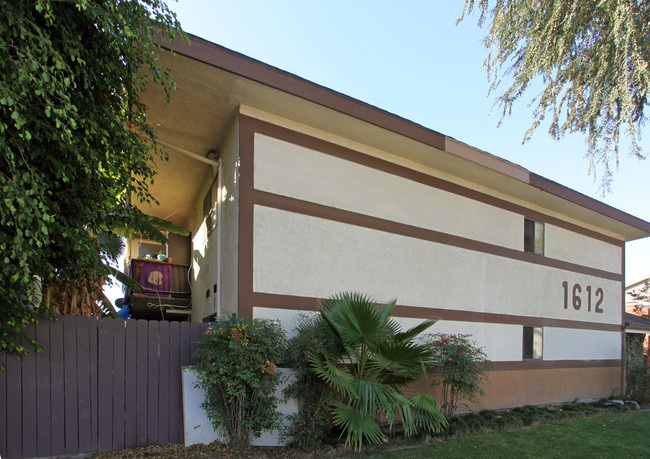 1612 W Juno Ave in Anaheim, CA - Foto de edificio - Building Photo