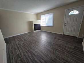 370 Clymer Rd in Hiawatha, IA - Foto de edificio - Building Photo