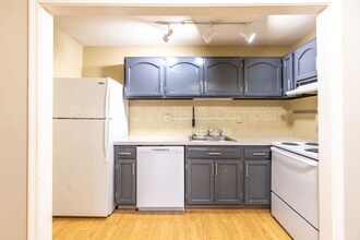 7 F Country Squire Dr in Cromwell, CT - Building Photo - Building Photo