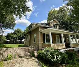 566 S Main St in Naperville, IL - Foto de edificio - Building Photo