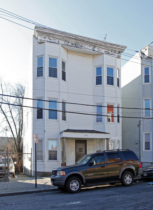 120 Downing St in Yonkers, NY - Building Photo