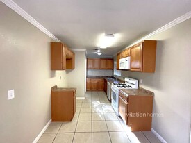 609 N 12th St-Unit -G-G212 in Santa Paula, CA - Foto de edificio - Building Photo