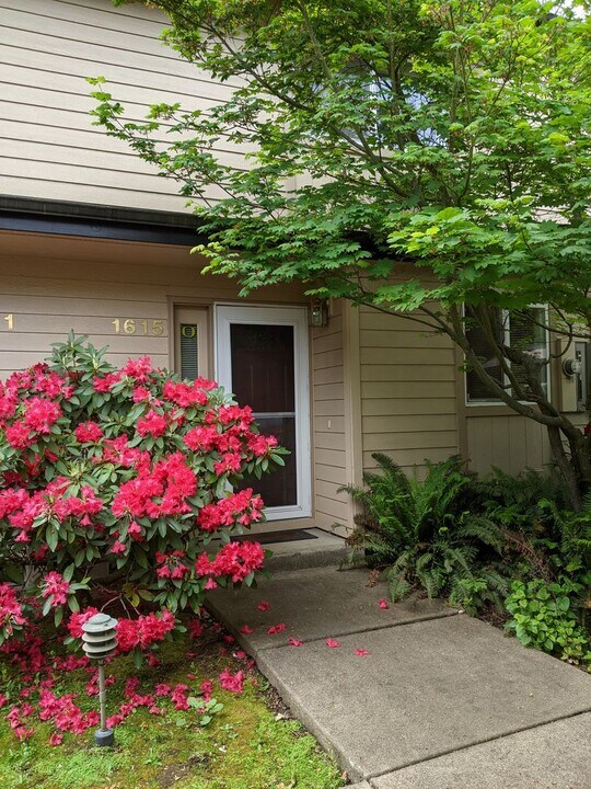1615 Oak Patch Rd in Eugene, OR - Building Photo