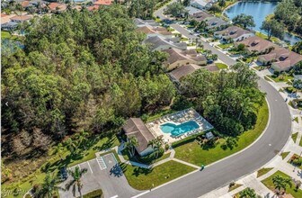 5355 Whitten Dr in Naples, FL - Foto de edificio - Building Photo