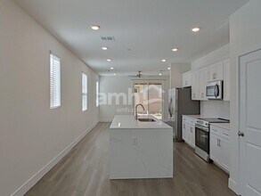 893 English Primrose St in Henderson, NV - Building Photo - Building Photo