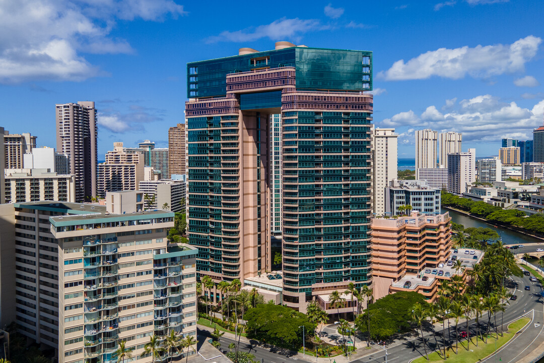 Waikiki Landmark Apartments in Honolulu, HI - Building Photo