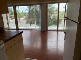 1402 E Desert Inn Rd, Unit 1 in Las Vegas, NV - Building Photo