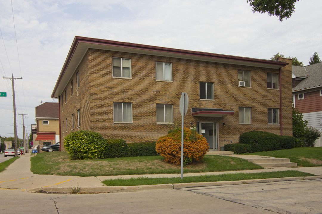 2075 S 77th St in West Allis, WI - Foto de edificio