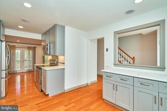 5810 Bunker Woods Ln in Burke, VA - Building Photo - Building Photo