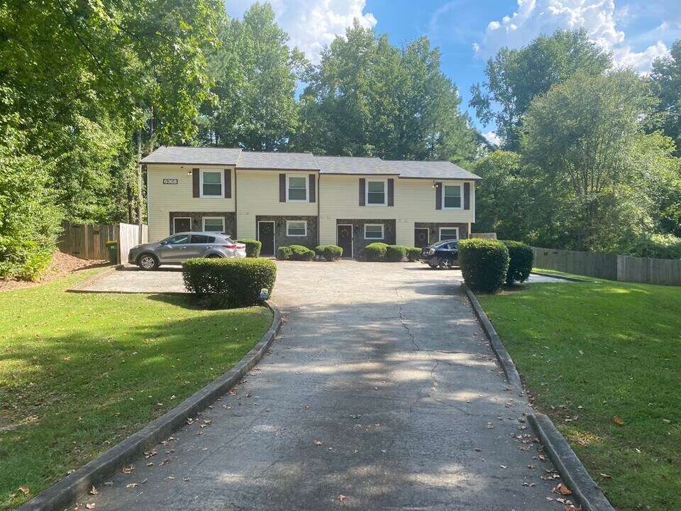 6368 Baker Ct in Norcross, GA - Foto de edificio