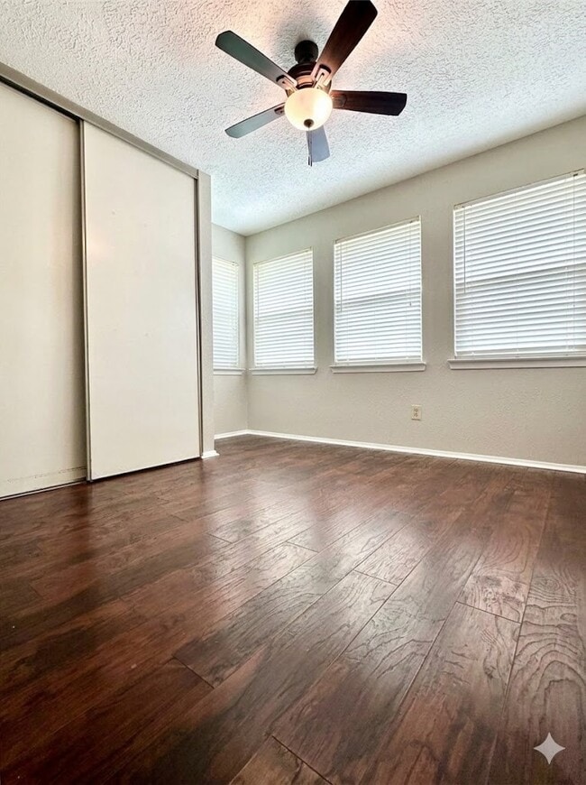 9302 Golden Sunshine Dr in Houston, TX - Building Photo - Building Photo