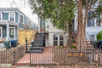 605 E St SE, Unit B in Washington, DC - Foto de edificio - Building Photo