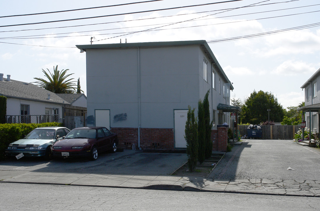 684 Oakside Ave in Redwood City, CA - Foto de edificio