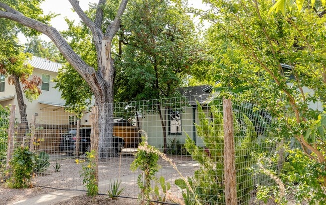 4611 Harmon Ave in Austin, TX - Building Photo - Building Photo