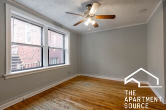 717 W Belmont Ave, Unit 208 in Chicago, IL - Foto de edificio - Building Photo
