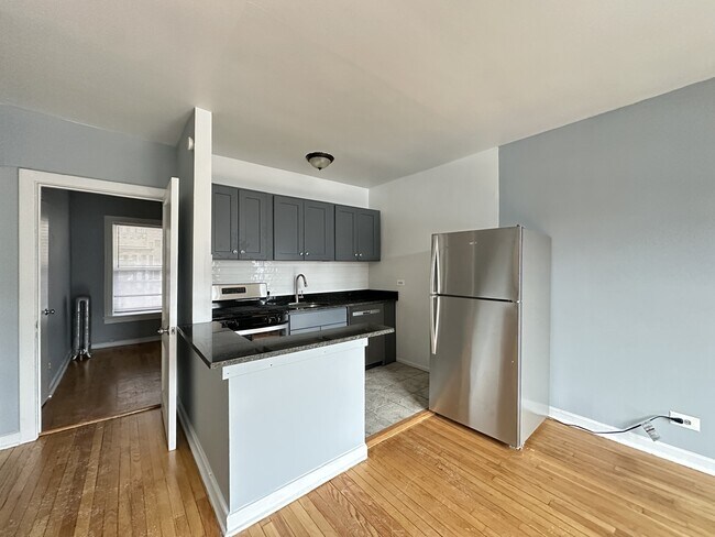 5662 N Ridge Ave in Chicago, IL - Building Photo - Building Photo