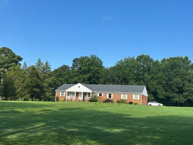 8810 Winterpock Rd in Chesterfield, VA - Building Photo - Building Photo