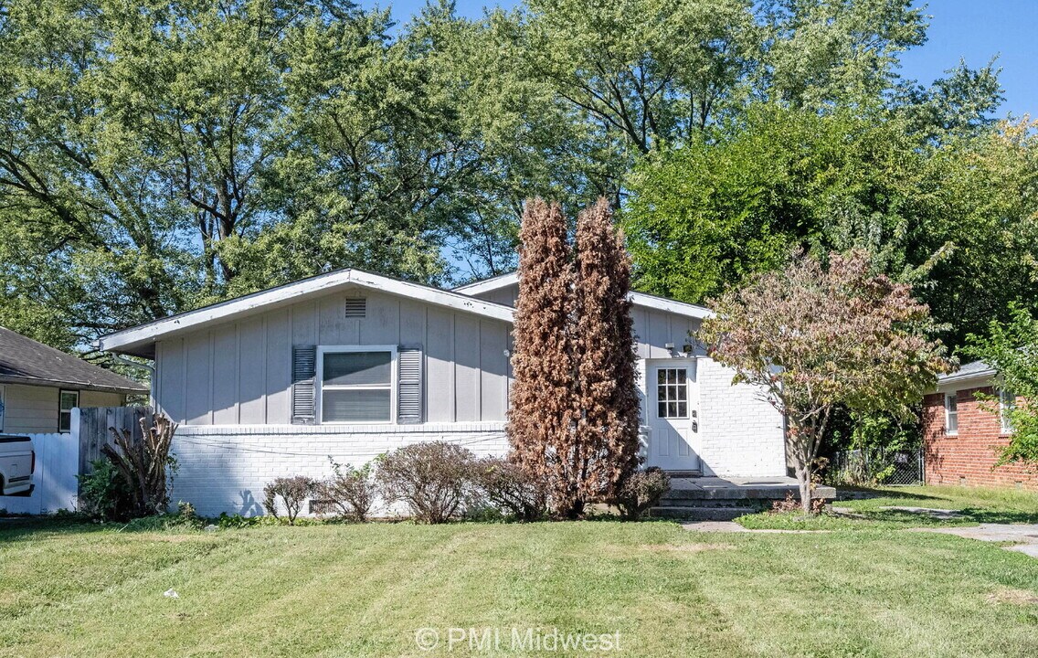 330 Hugo St in Indianapolis, IN - Building Photo