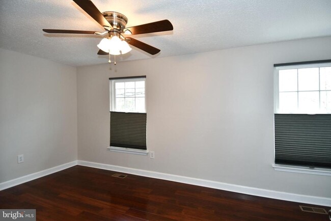 1586 Pin Oak Dr in Waldorf, MD - Foto de edificio - Building Photo