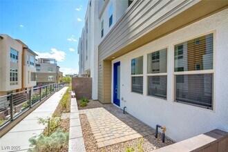 646 Spotted Falcon St in Las Vegas, NV - Building Photo - Building Photo
