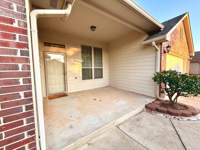 2408 Vintage Park Ln in Yukon, OK - Foto de edificio - Building Photo