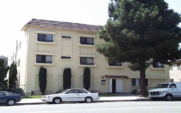 17312 Chatsworth St in Granada Hills, CA - Foto de edificio - Building Photo