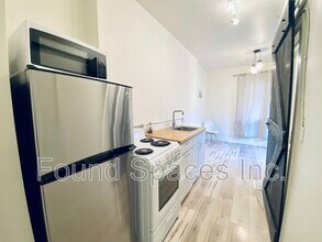 210 Wilson St in Hamilton, ON - Building Photo - Building Photo