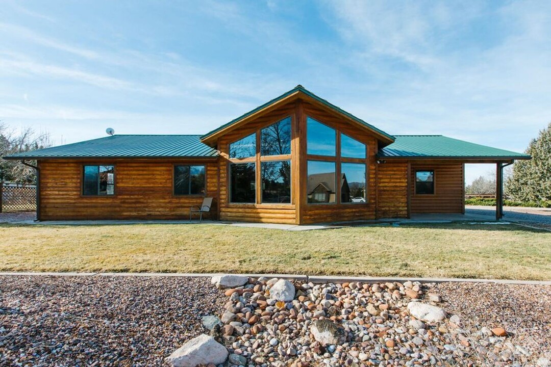 1015 Orchard St in Dammeron Valley, UT - Building Photo