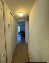 5201 Geneva Way, Unit 209 in Doral, FL - Foto de edificio - Building Photo