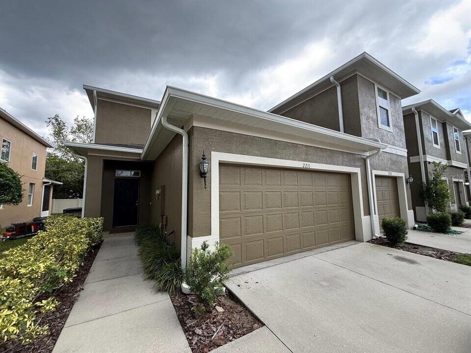 2211 Broadway View Ave in Brandon, FL - Building Photo