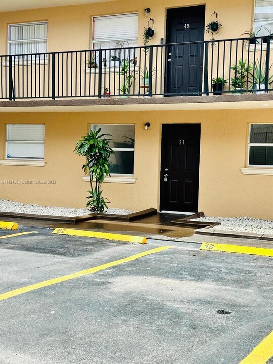 5421 W 24th Ave-Unit -21 in Hialeah, FL - Building Photo