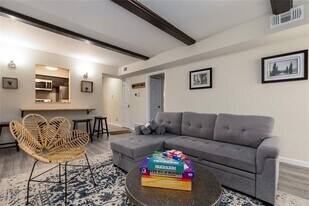 904 S Weatherred Dr in Richardson, TX - Building Photo