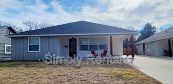 1709 Sycamore St in Commerce, TX - Building Photo