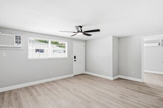263 148th Ave, Unit 2 in Madeira Beach, FL - Foto de edificio - Building Photo