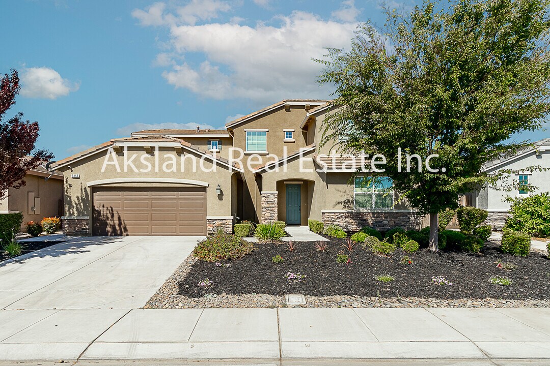 2355 Azevedo Ave in Manteca, CA - Building Photo