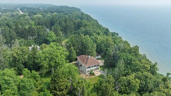 598 Lake Shore Rd in Grafton, WI - Building Photo