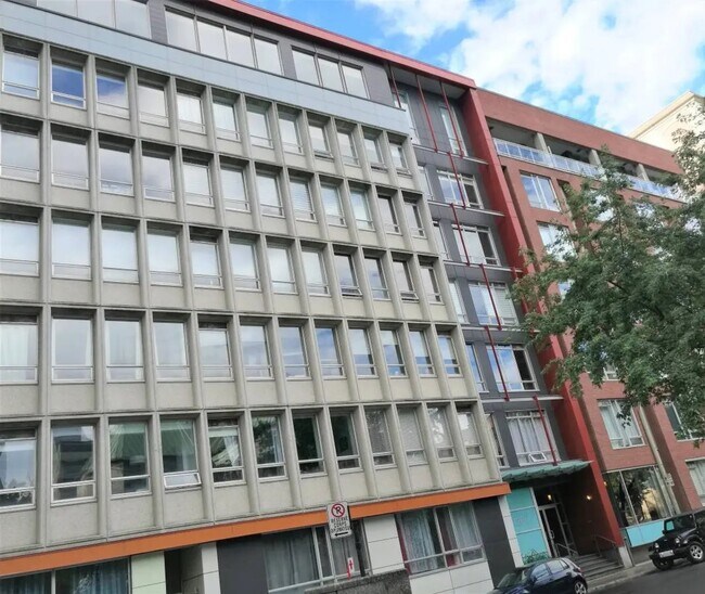 1200 Saint-Alexandre Rue in Montréal, QC - Building Photo - Building Photo