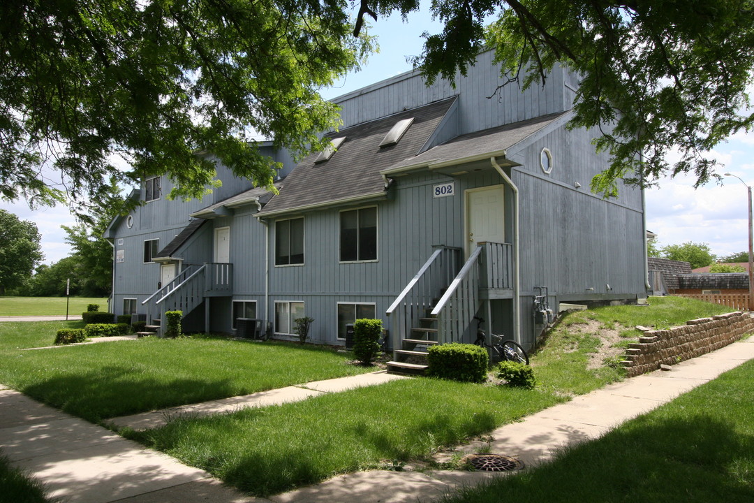 802 Edgebrook Dr in Dekalb, IL - Building Photo