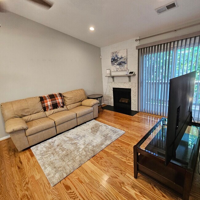 8637 Beekman Pl, Unit D in Alexandria, VA - Foto de edificio - Building Photo