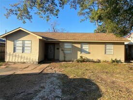 12415 Maricopa Ln in Houston, TX - Building Photo