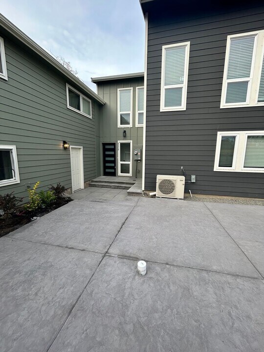 8024 36th Ave S in Seattle, WA - Building Photo