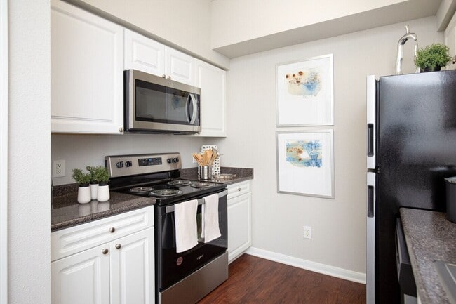 2800 Wilcrest Dr in Houston, TX - Building Photo - Building Photo